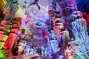 梦幻绚丽的溶洞景观