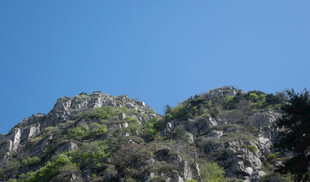 峻峭山峰与蓝天