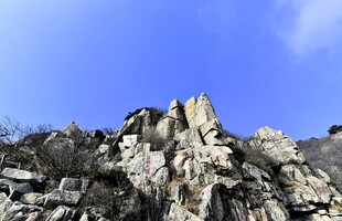 嶙峋山石与蓝天