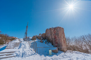 冬日雪覆建筑与灿烂阳光