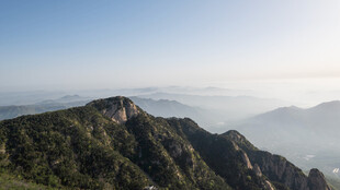 山峦叠翠的壮美自然风光