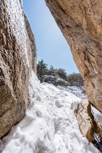 雪覆石间的自然景致