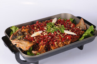 香辣烤鱼诱人上桌