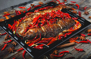 香煎鱼配红辣椒超诱人