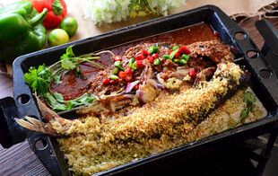 美味烤鱼搭配丰富配菜