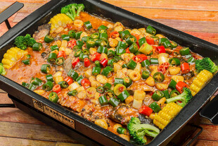 烤盘上的多彩美味烤肉