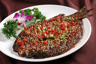 香辣美味煎鱼摆盘中