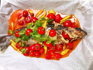 美味红烧鱼配多彩配菜