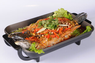 美味烤鱼配新鲜蔬菜