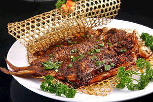 香煎牛排配蔬菜与竹网