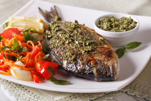香烤海鱼配时蔬与蘸酱