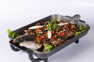 美味香辣烤鱼盘中盛放