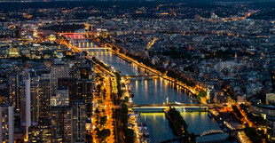 城市璀璨夜景俯瞰图