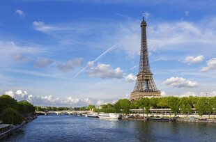埃菲尔铁塔下的河畔风光