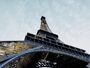 仰视埃菲尔铁塔壮观景象