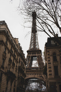巴黎街景中的埃菲尔铁塔