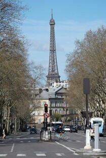 巴黎街景中的埃菲尔铁塔