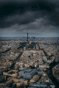 俯瞰阴沉天空下的城市景观