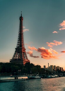 埃菲尔铁塔下的河畔黄昏