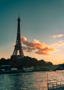 日落时分的埃菲尔铁塔