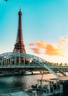 埃菲尔铁塔下的河畔美景