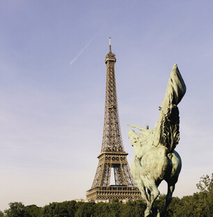 埃菲尔铁塔前的雕塑景观