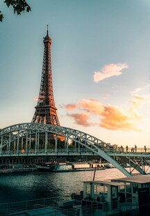 埃菲尔铁塔下的河畔美景