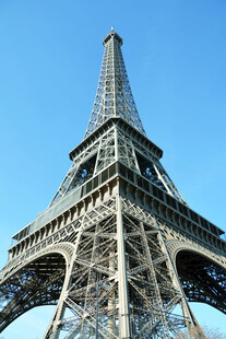 埃菲尔铁塔的壮观底部