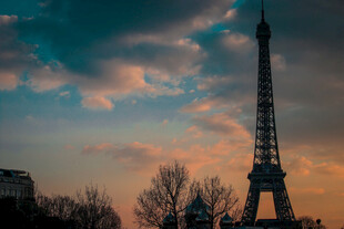 黄昏下的埃菲尔铁塔