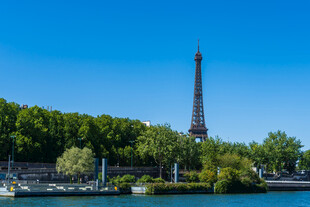 埃菲尔铁塔下的河畔风光