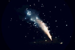 夜空中璀璨的火箭发射