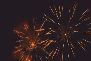 夜空中绚烂的金色烟花
