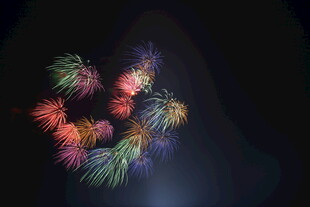 夜空中绚丽绽放的烟花