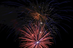 夜空中绚烂的烟花绽放