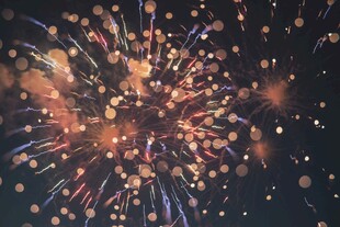 绚丽烟花绽放夜空