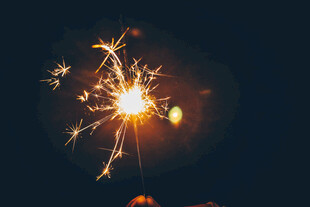 手持烟花绽放的璀璨瞬间