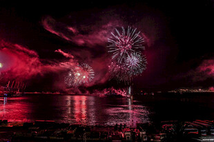 夜空中绚烂的红色烟花秀