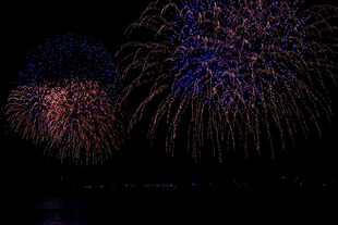 夜空中绚烂的烟花绽放