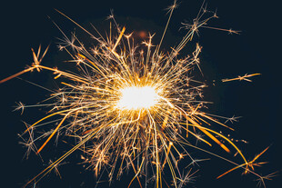 闪耀的烟花棒特写