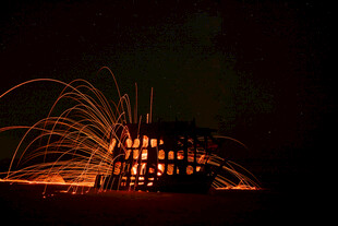 夜空中绚烂的打铁花表演