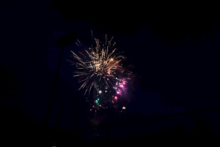 夜空中绚烂绽放的烟花