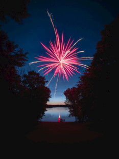 湖畔夜空中的绚烂烟花