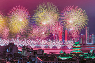 城市夜空中绚烂的烟花秀