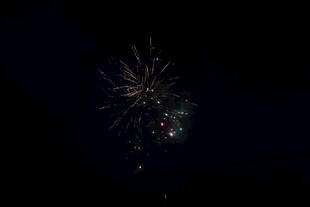 夜空中绽放的绚烂烟花