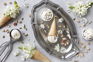 精致摆盘的美味冰淇淋