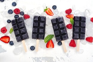 巧克力冰棍配缤纷莓果