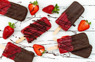 草莓巧克力冰棍美味呈现