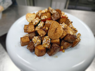 金蒜黑椒牛肉粒