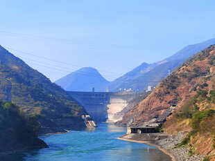 壮丽山水间的大坝景观