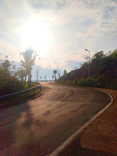 蜿蜒公路沐浴温暖阳光